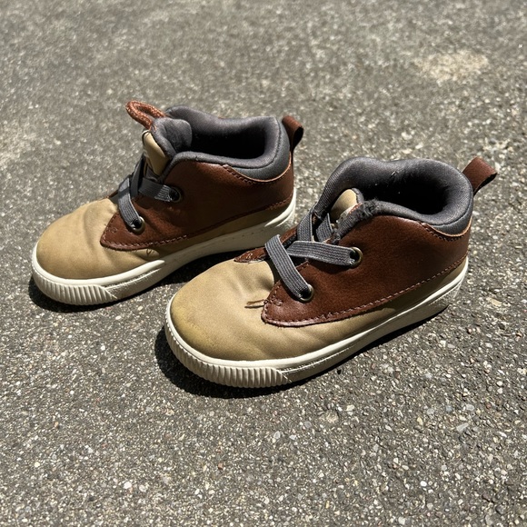 Carter’s Toddler Shoes Size 6 - Picture 2 of 8